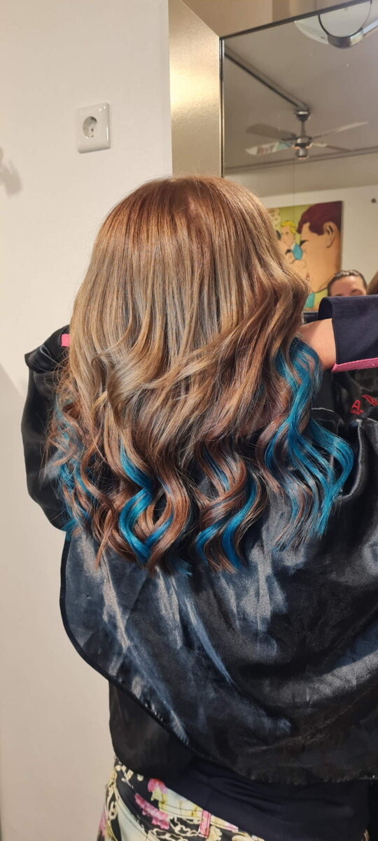 dunkelblonde Haare mit blauen Strähnen